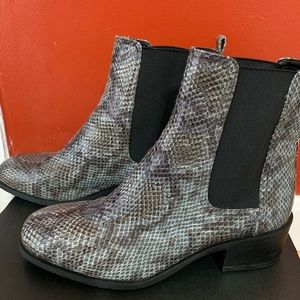 Brand New Kenneth Cole boots for girls